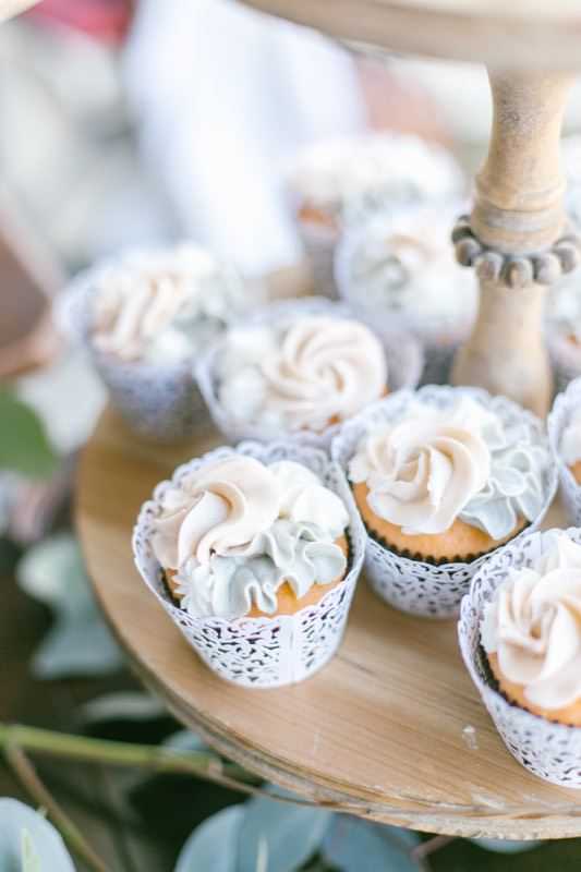 lace simple wedding cupcakes