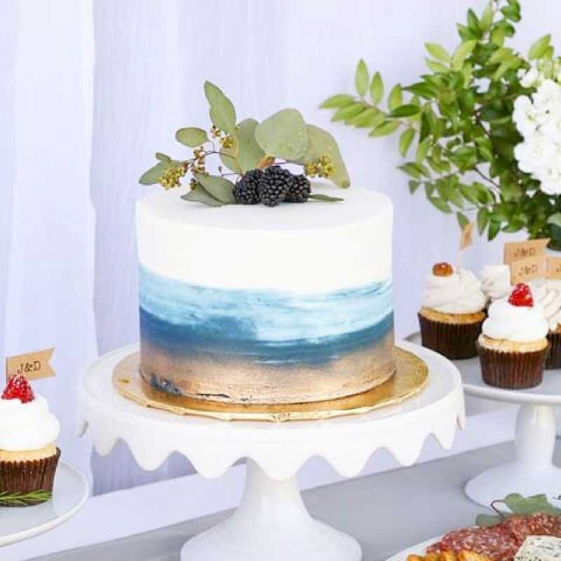 minimalistic beach cake