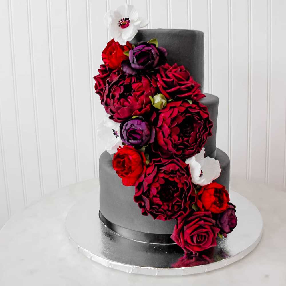 Black Winter Wedding Cake Red flowers