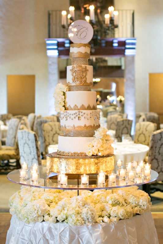 2018gold royal rose jewels fondant wedding cake (1)