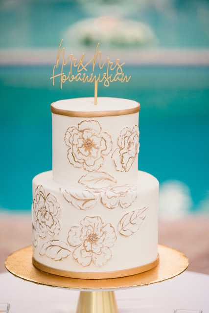 painted gold flowers wedding cake 