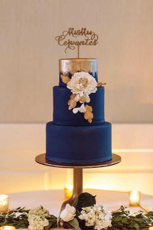 navy brushed gold wedding cake